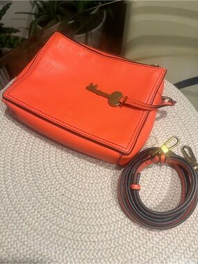 Fossil Shoulder Bag - Three zip pockets adjustable strap